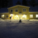 Voorkant van het huis in de winteravond